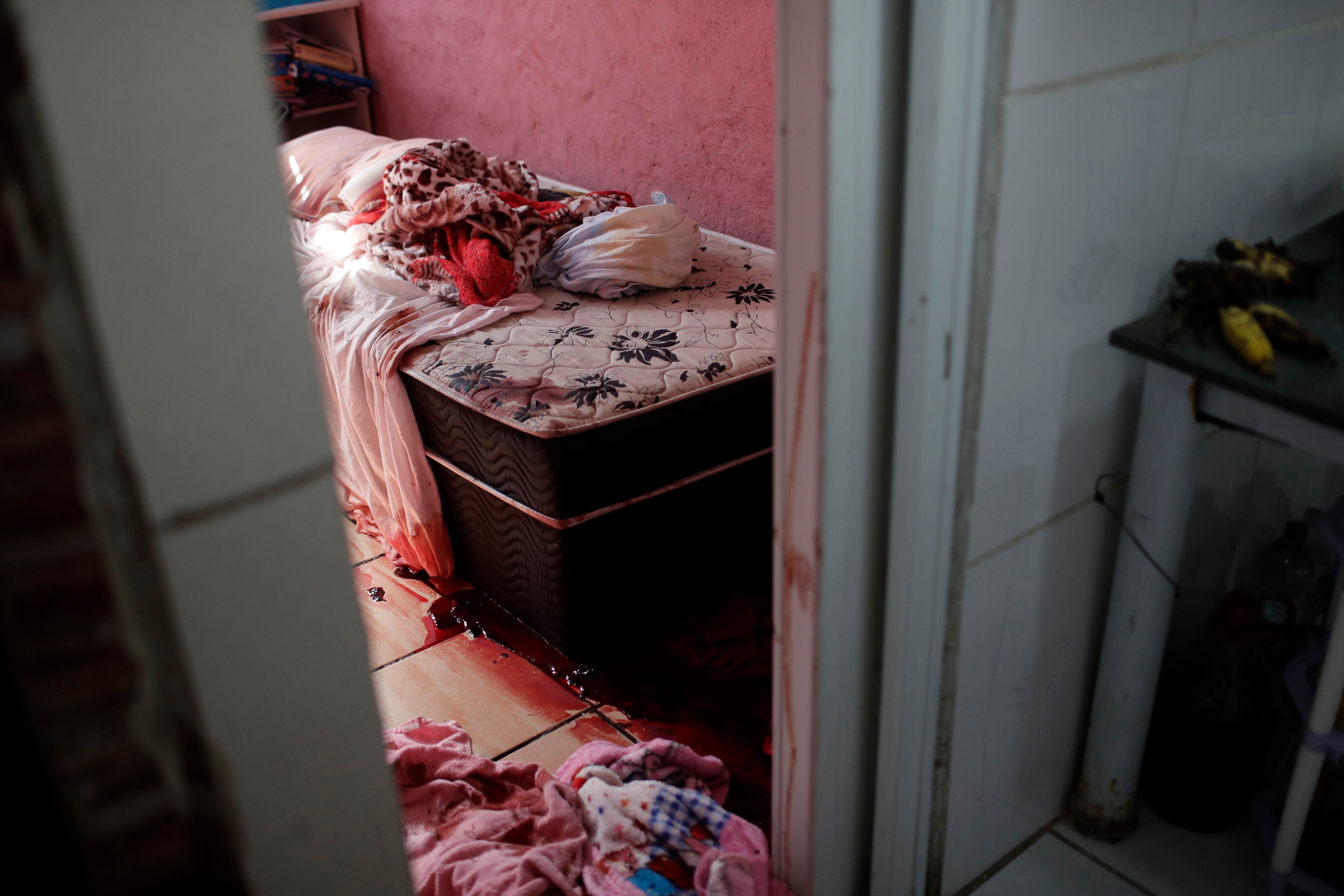 Sangre en el interior de una vivienda de la favela Jacarezinho de Río de Janeiro tras un operativo policial, el 6 de mayo.