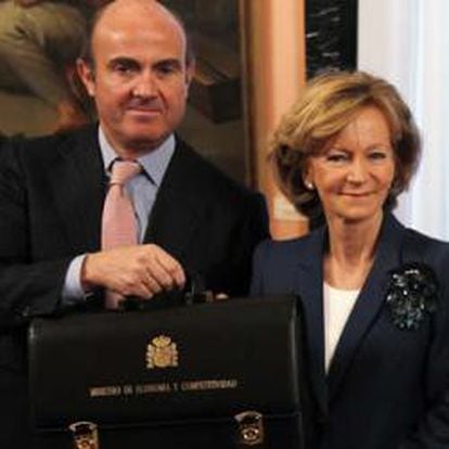 Luis de Guindos y Elena Salgado, durante el traspaso de carteras