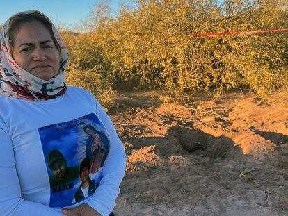 Cecilia Flores participa en una jornada de búsqueda de personas desaparecidas, en Hermosillo, Sonora, en enero de 2024.