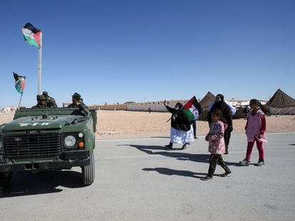 Un pequeño grupo saluda a los soldados saharauis durante la visita del enviado de Naciones Unidas al Sáhara Occidental, el pasado mes de enero.