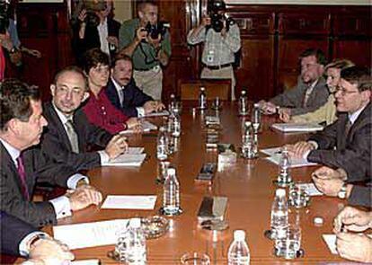 Los negociadores del PP (izquierda) y el PSOE, al comienzo de su reunión de ayer.