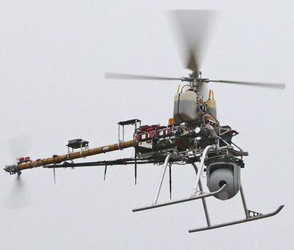 Robot aéreo Pelícano, tipo helicóptero, para la inspección de líneas eléctricas.