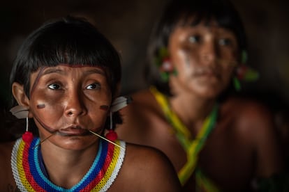 Dos mujeres de las comunidades Yanomami y Ye'kuana, durante un encuentro de líderes indígenas en noviembre de 2019.