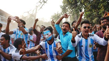 Los fanáticos bengalíes celebran un gol de la selección argentina en la ciudad de Daca, el pasado 22 de noviembre.