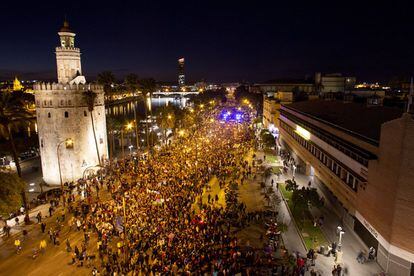 Vista de la manifesación de Sevilla a su paso por la Torre del Oro en el Paseo de Colón.
