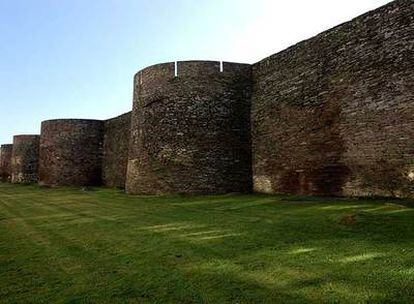 La muralla, con una longitud de más de 2 km, delimita el casco histórico de Lugo.