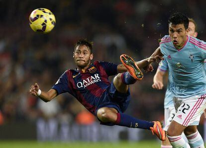 El delantero del Barcelona Neymar remata en presencia del defensa del Celta Gustavo Cabral