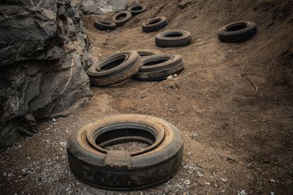 Para extraer grandes piedras de granito, los hombres entierran neumáticos de camiones a los que prenden fuego. Tras varios días incrustando ruedas de coches ardientes en la montaña, el granito se quiebra y se rompe en grandes piedras.