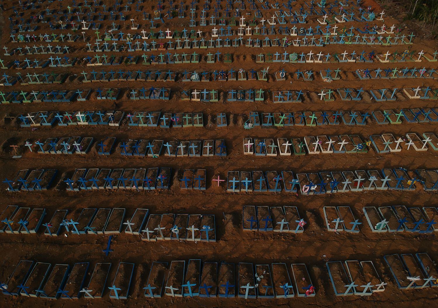 Imagen aérea del cementerio público, Nossa Senhora Aparecida, donde están enterrados gran parte de los cuerpos de las víctimas de coronavirus en Manaos.