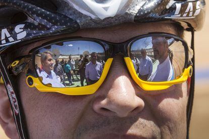 El muntatge de la fotografia oficial dels candidats a l'alcaldia de Barcelona reflectit a les ulleres d'un dels velocistes.