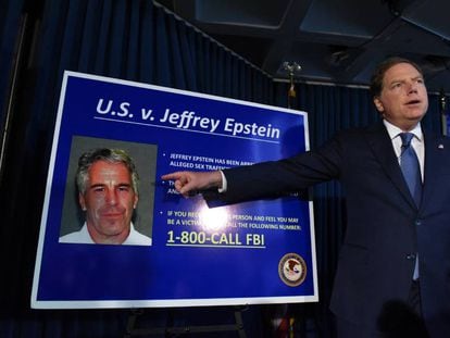 El fiscal del distrito sur de Nurva York Geoffrey Berman anuncia los cargos contra Jeffery Epstein.