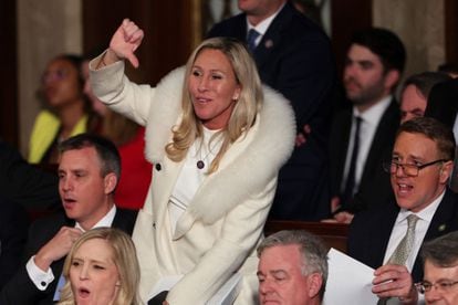 La representante republicana de Georgia Marjorie Taylor Greene expresa su desaprobación durante el discurso de Biden.