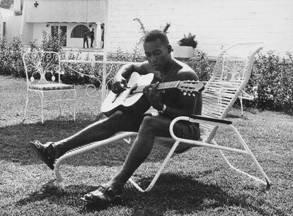 Pelé toca la guitarra durante uno de sus momentos libres en el Mundial de México 1970.