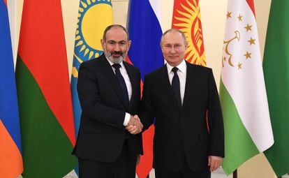 Nikol Pashinian avec Vladimir Poutine au sommet de la Communauté des États indépendants ce mardi à Saint-Pétersbourg.