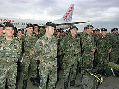Militares españoles procedentes de Kosovo, a su llegada el pasado sábado a la base de Talavera la Real (Badajoz).