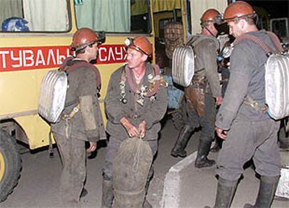 Socorristas ucranianos se preparan para entrar en la mina Zasiadko.