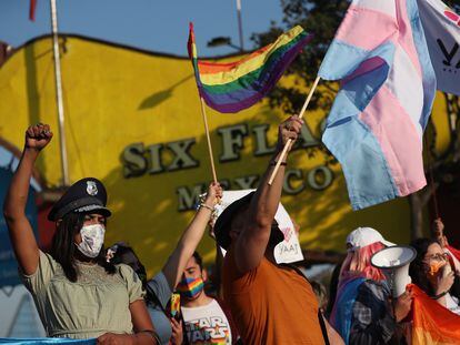 La comunidad LGBT protesta por un incidente homófobo a las puertas del parque de atracciones Six Flags, en la Ciudad de México, este jueves.