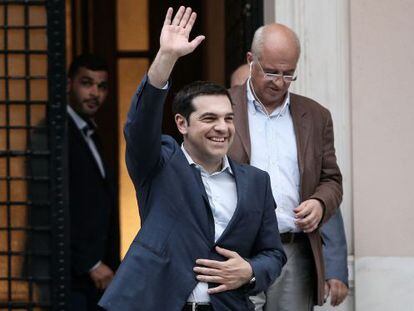 El primer ministre grec, Alexis Tsipras, deixa la seva oficina a Atenes.