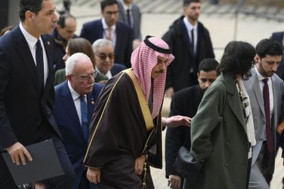 El príncipe Faisal bin Farhan, ministro de Asuntos Exteriores de Arabia Saudí, a su llegada al foro de la Unión por el Mediterráneo (UPM), celebrada este lunes en Barcelona. 