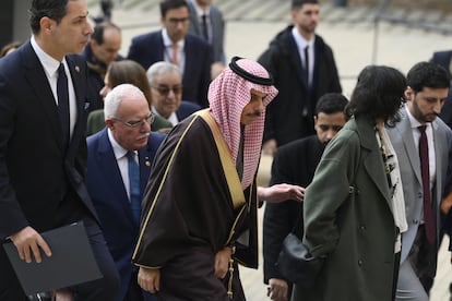 El príncipe Faisal bin Farhan, ministro de Asuntos Exteriores de Arabia Saudí, a su llegada al foro de la Unión por el Mediterráneo (UPM), celebrada este lunes en Barcelona. 