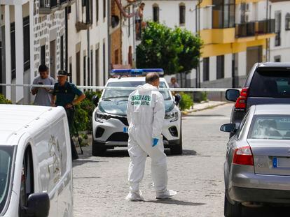 Miembros de la Guardia Civil reúnen evidencias cerca de la vivienda donde se han encontrado los dos cuerpos, en Pozoblanco (Córdoba), este martes.