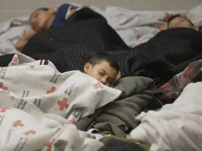 Varios detenidos duermen en un albergue de inmigrantes en Brownsville (Texas) el mi&eacute;rcoles. / Eric Gay (Reuters)