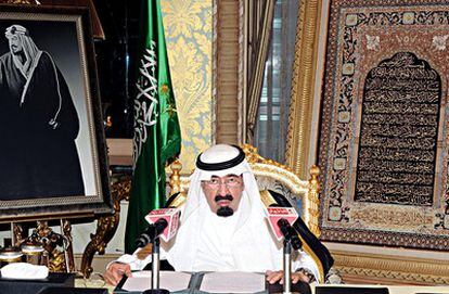 El rey Abdalá de Arabia Saudí se dirige a la nación en un mensaje televisado