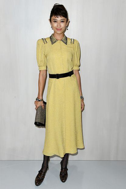 La modelo japonesa Yu Yamada arriesga con vestido amarillo, medias plumeti y zapatos con estampado de serpiente.