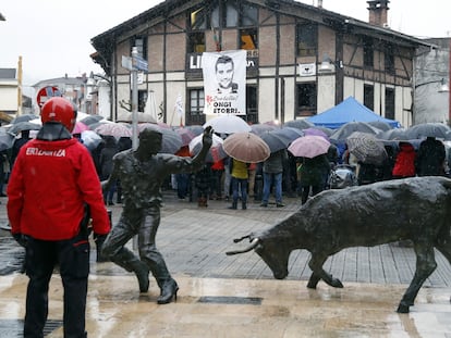 Un momento del homenaje a Zunbeltz Larrea, preso de ETA puesto en libertad tras 15 años en la cárcel, en su localidad natal, Durango (Bizkaia) en enero de 2016.