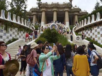 Numerosos turistas pasean por la zona monumental del parque G&uuml;ell de Barcelona