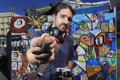 El compositor madrileño Alberto Bernal trabaja en una obra con material que grabó durante las protestas del 15-M en Sol.