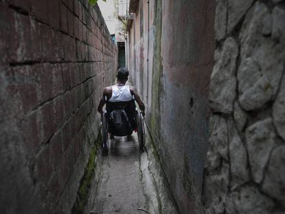 En República Dominicana, Vicente atraviesa cada día el estrecho camino que conduce a su casa.