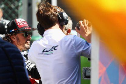 Alonso conversa con los ingenieros de Toyota en Spa.