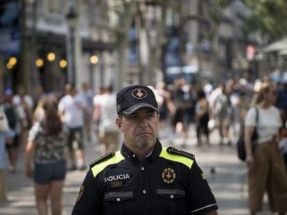 El guàrdia urbà Joaquín Ortiz va regalar la seva gorra al fill d un policia belga que va perdre la seva mare en l atemptat