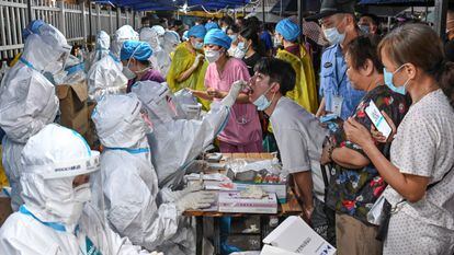 Personal sanitario realiza pruebas masivas de covid en Cantón (China), el domingo.
