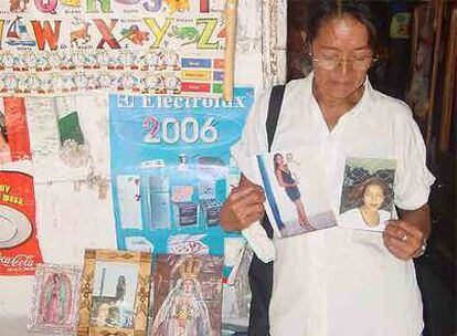 La madre de Carmen Karen Vargas, que vive en Bolivia, mira fotos de su hija asesinada en O Porriño (Pontevedra).