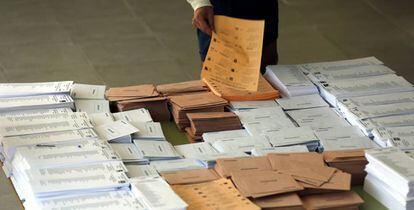 Un votante selecciona las papeletas, en Madrid, este domingo.