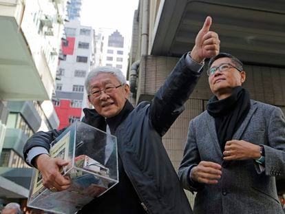 El cardenal Joseph Zen (izquierda) porta una urna con donativos durante una protesta el 1 de enero de 2019
