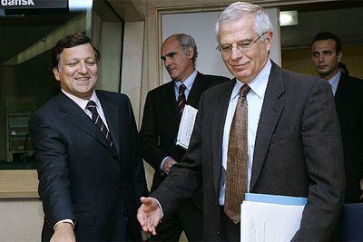 Jose Manuel Durão Barroso, junto al presidente del Parlamento Europeo, José Borrell, ayer en Bruselas.