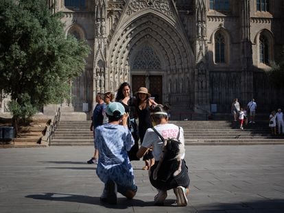 Un grupo de turistas se fotografían frente a la Catedral Basílica Metropolitana de Barcelona.