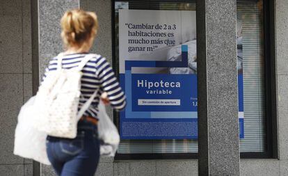 Una mujer observa un anuncio de hipotecas en Madrid.