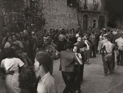 Soldados del Ejército Popular de la República bailan con unas muchachas en la localidad ilerdense de Santa Maria de Meià, en junio del 38.