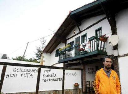 El etarra Zigor Goikoetxea, ante el caserío de sus padres atacado hoy en Getxo