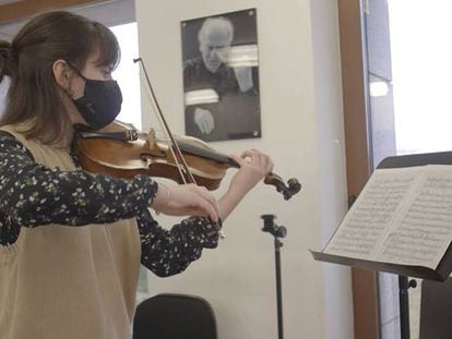 Una alumna ensaya tocando el violín en la Escuela Superior de Música Reina Sofía.