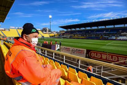 Un hombre con una mascarilla en el estadio Ennio Tardini, ante del Parma-SPAL.