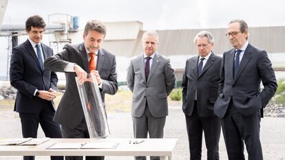 El CEO de Repsol, Josu Jon Imaz, el 27 de mayo de 2022 junto a Unai Rementeria, Iñigo Urkullu, Emiliano López Atxurra y Gregorio Villalabeitia, en la ceremonia de colocación de la primera piedra del hub de Descarbonización en Bizkaia.