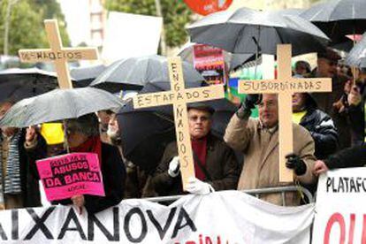 Centenares de afectados por las preferentes se manifestaron ante el Parlamento de Galicia.