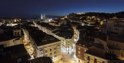 Perspectiva nocturna del centro histórico de la ciudad castellana, con la catedral al fondo.