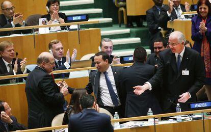 La delegación venezolana celebra el resultado de la votación.