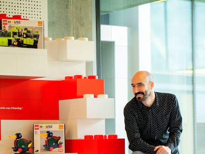 El diseñador español Pablo González, fotografiado en el campus de Lego, en Billund (Dinamarca).